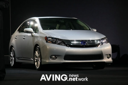 Lexus unveils the HS250h 35 mpg hybrid sedan