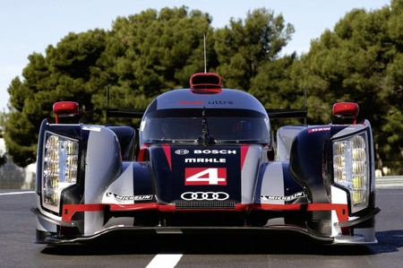 Audi-packs-R18-LeMans-Race-cars-with-AMOLED-3.jpg