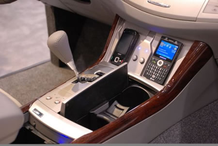 Toyota Avalon Gets Rigged With Wireless Charging Station For Iphone
