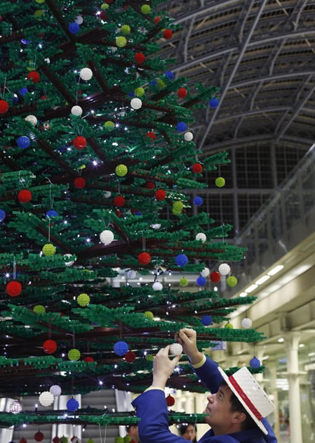 world's-biggest-Lego-Christmas-Tree-5.jpg